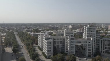 İHA 'dan Kharkov şehrine öğleden sonra hava bulutlu ve açık havada hava görüntüsü