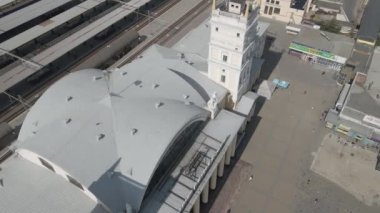 İHA 'dan Kharkov şehrine öğleden sonra hava bulutlu ve açık havada hava görüntüsü