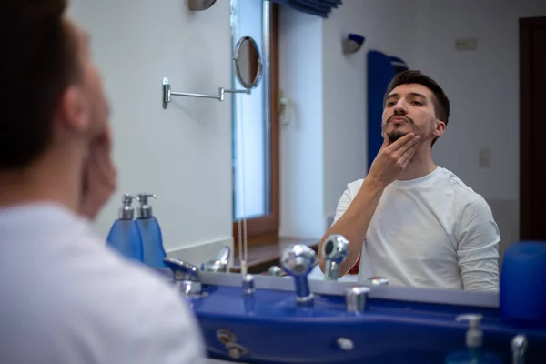 Tipo Con Barba Rara Mira Espejo Del Baño Una Manera — Foto de Stock