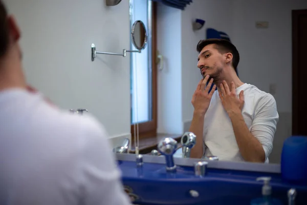 珍しい髭を生やした男が風呂鏡を見て感動した — ストック写真