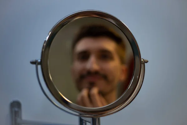 Tizio Con Rara Barba Guarda Nello Specchio Del Bagno Modo — Foto Stock