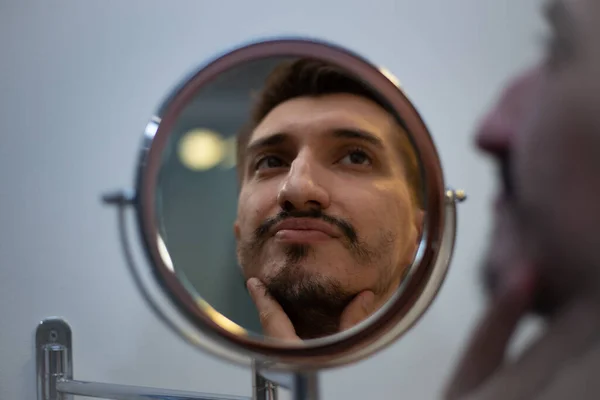 Cara Com Rara Barba Olha Espelho Casa Banho Uma Forma — Fotografia de Stock