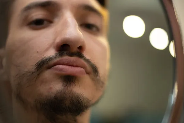 Cara Com Rara Barba Olha Espelho Casa Banho Uma Forma — Fotografia de Stock