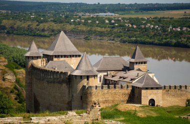 Yazın öğleden sonra Khotyn şehrinde eski bir ortaçağ şatosu
