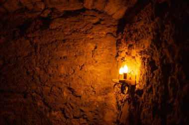 Taş bir mağaradaki loş bir lambadan gelen loş sarı ışık