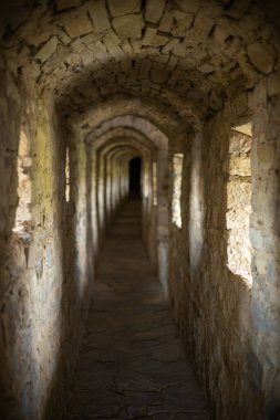 Eski ortaçağ şatosu içeriden bir tonla yapılmış.