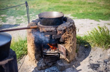 Sokakta kabarık bir çorbası olan büyük bir kazan.