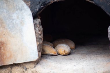 Taşın üstünde eski bir fırında pişirilmiş doğal ekmek.