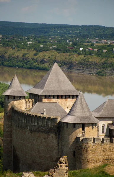 Ancien château médiéval dans la ville de Khotyn dans l'après-midi en été — Photo