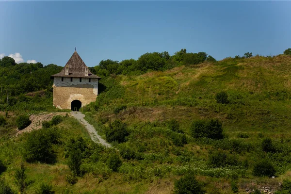 Stary średniowieczny zamek na tle zielonego pola w lecie — Zdjęcie stockowe