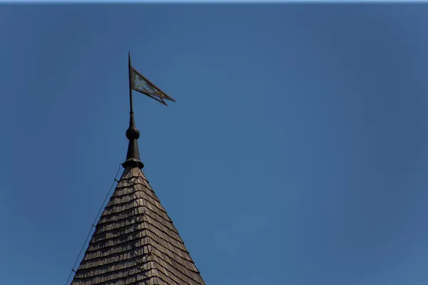 Antigo castelo medieval contra o pano de fundo de um campo verde no verão — Fotografia de Stock