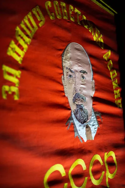 레닌이 새겨진 파 브릭붉은 포스터와 소련의 우리 고향을 위한 비문 — 스톡 사진