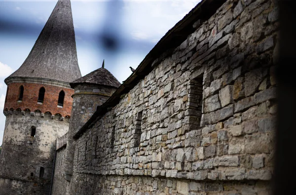 Le vieux château médiéval fait avec ctone de l'intérieur — Photo