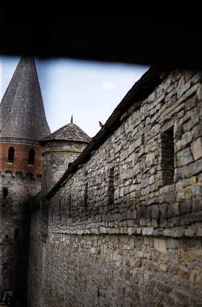 Le vieux château médiéval fait avec ctone de l'intérieur — Photo