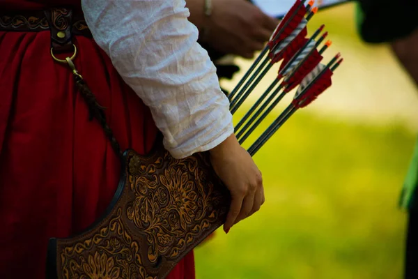 Les gens en vêtements médiévaux avec des arcs sur le territoire du château — Photo