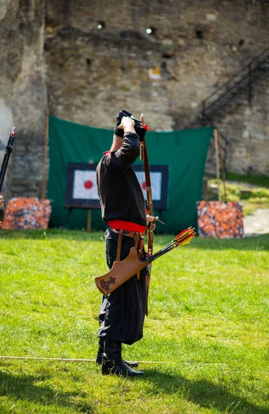 城の領土に弓を持つ中世の射手 — ストック写真