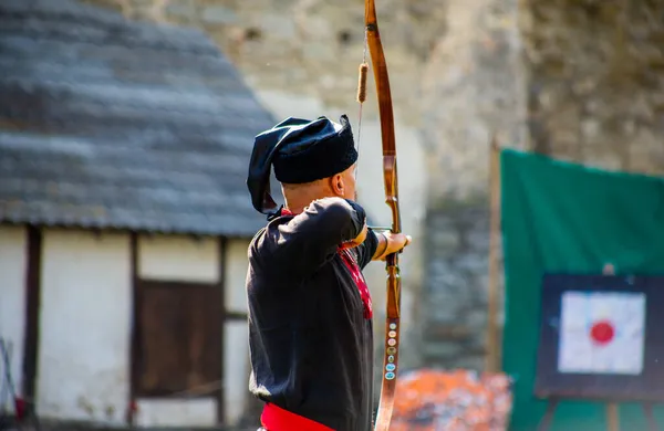 Medieval archers with bows on the territory of the castle — Stock Photo, Image