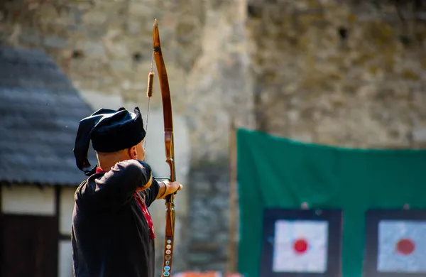城の領土に弓を持つ中世の射手 — ストック写真