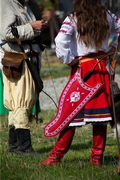 Gente con ropas medievales con arcos en el territorio del castillo —  Fotos de Stock