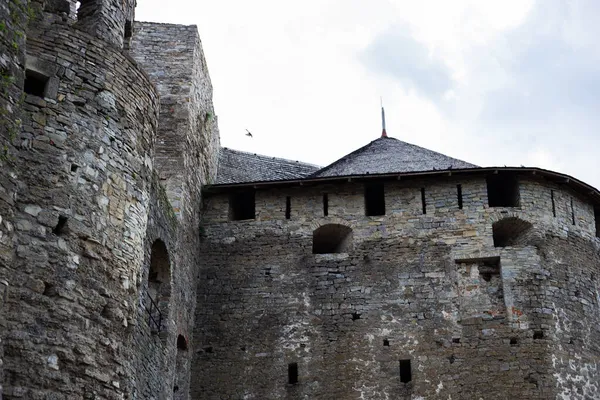 L'inscription de la ville de Khotyn sur le fond d'un champ vert près du château. Traduction : Khotin — Photo