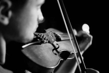 Kapanış sahnesinde keman çalan bir adam