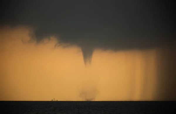 Tornádo v moři během dne proti obloze — Stock fotografie
