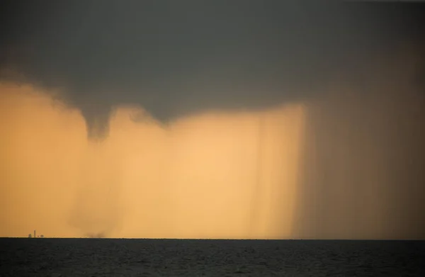 Tornádo v moři během dne proti obloze — Stock fotografie