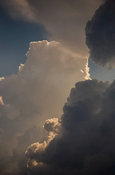 Gün boyunca gökyüzünde yağmurlu bulutlar — Stok fotoğraf