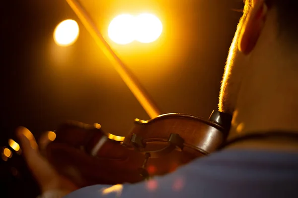Un uomo suona il violino sul palco di close — Foto Stock