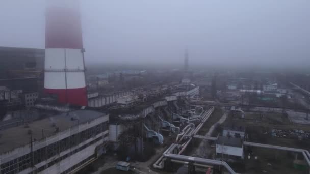 Aerial view from a drone to a thermal power plant in cloudy foggy weather — Stok video