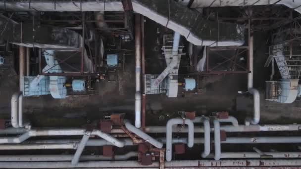 Вид з повітря від безпілотника до теплової електростанції в похмуру туманну погоду — стокове відео