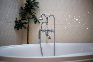 Tasarımcı dekorasyonlu modern banyo