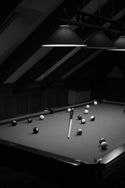 Bilardo masası bilardo salonunda, top ve ıstakayla.