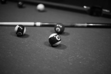 Bilardo masası bilardo salonunda, top ve ıstakayla.