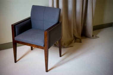 Modern bir apartman dairesinde ahşap koltuk.
