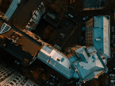 Gün batımında evlerin ve binaların çatısındaki İHA 'nın hava görüntüsü.