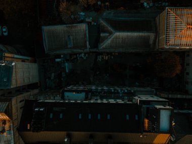 Gün batımında evlerin ve binaların çatısındaki İHA 'nın hava görüntüsü.