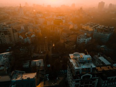 Gün batımında evlerin ve binaların çatısındaki İHA 'nın hava görüntüsü.