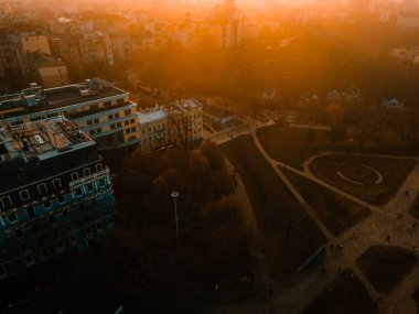 Gün batımında evlerin ve binaların çatısındaki İHA 'nın hava görüntüsü.