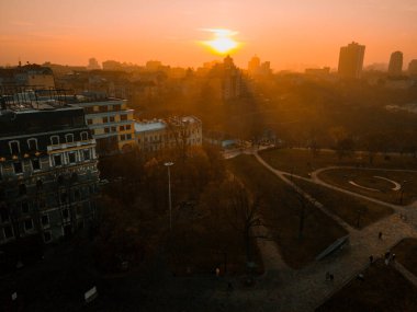 Gün batımında evlerin ve binaların çatısındaki İHA 'nın hava görüntüsü.