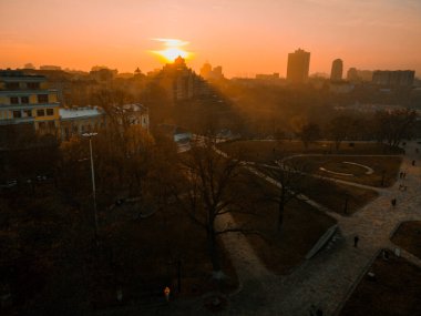 Gün batımında evlerin ve binaların çatısındaki İHA 'nın hava görüntüsü.