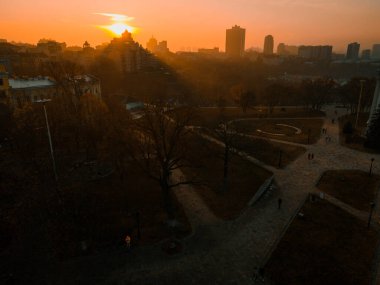 Gün batımında evlerin ve binaların çatısındaki İHA 'nın hava görüntüsü.
