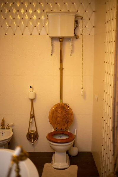 Современная ванная комната с дизайнерским оформлением — стоковое фото