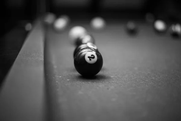 Table de billard dans la salle de billard avec boules et queue — Photo