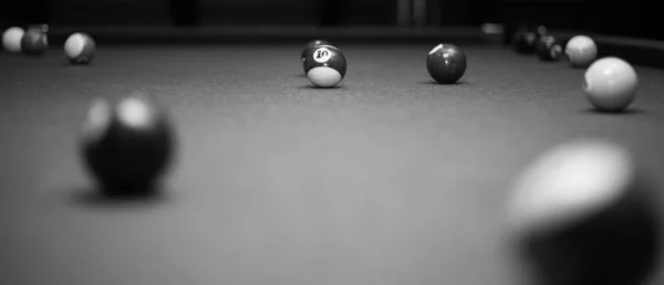 Billiard table in the billiard room with balls and cue — Stock Photo, Image