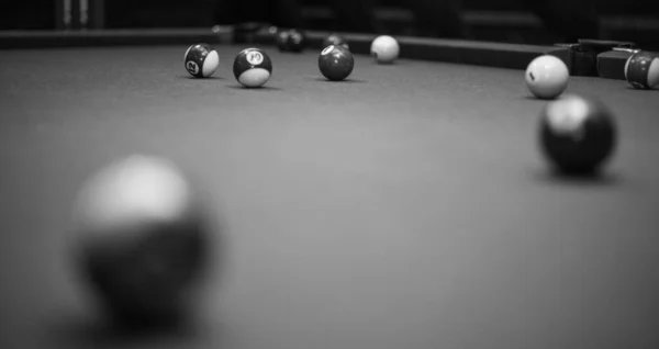 Bilardo masası bilardo salonunda, top ve ıstakayla. — Stok fotoğraf