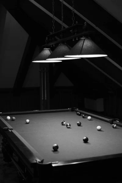 Billiard table in the billiard room with balls and cue — Stock Photo, Image