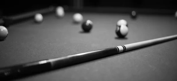 Bilardo masası bilardo salonunda, top ve ıstakayla.