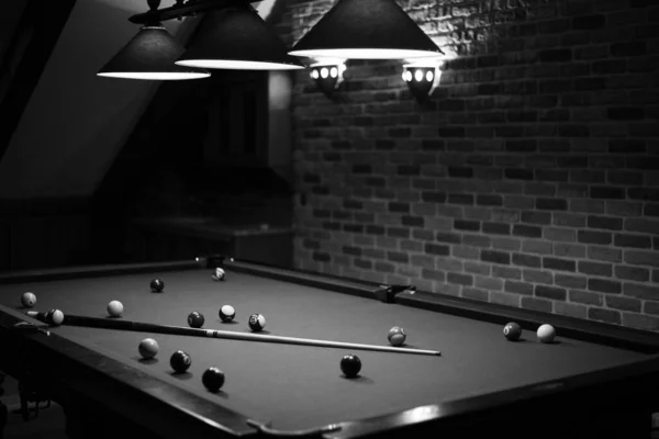 Billiard table in the billiard room with balls and cue — Stock Photo, Image