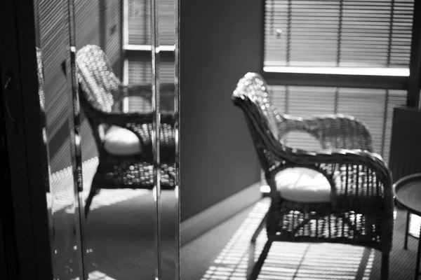 Kursi berlengan kayu di apartemen modern di dalam ruangan — Stok Foto